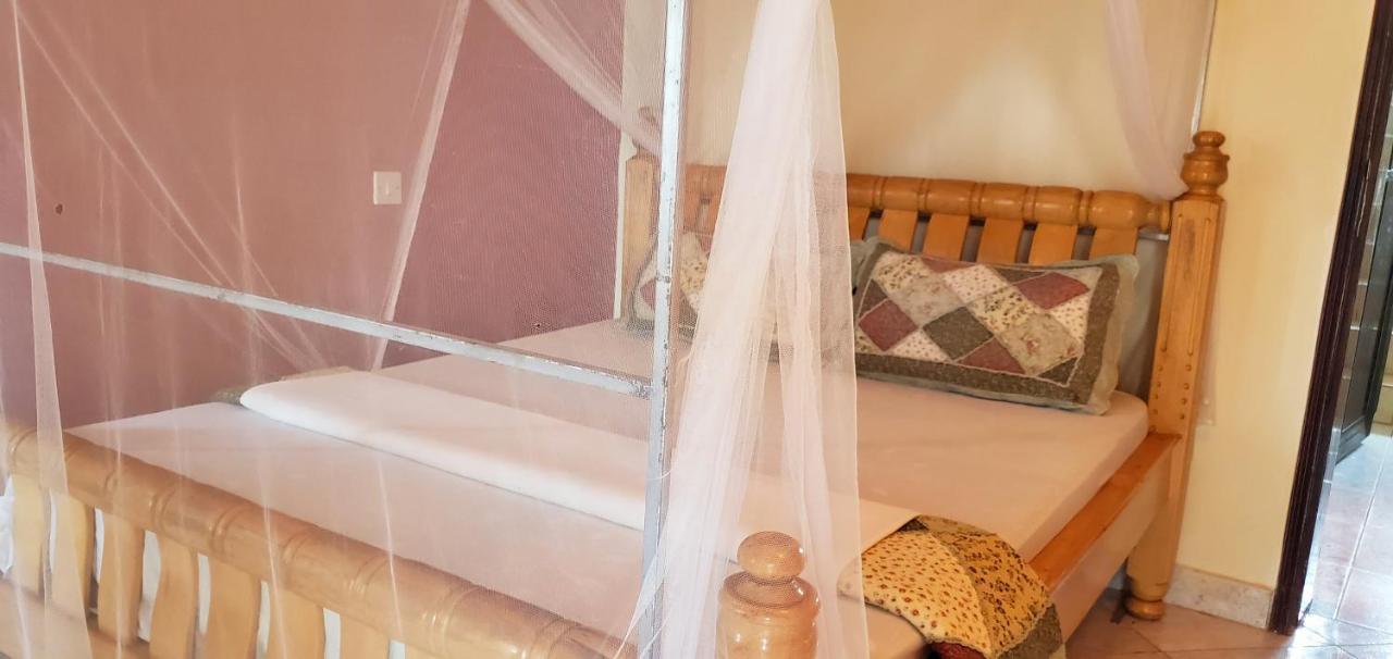 La Feve Beach Bed And Breakfast Entebbe Bagian luar foto