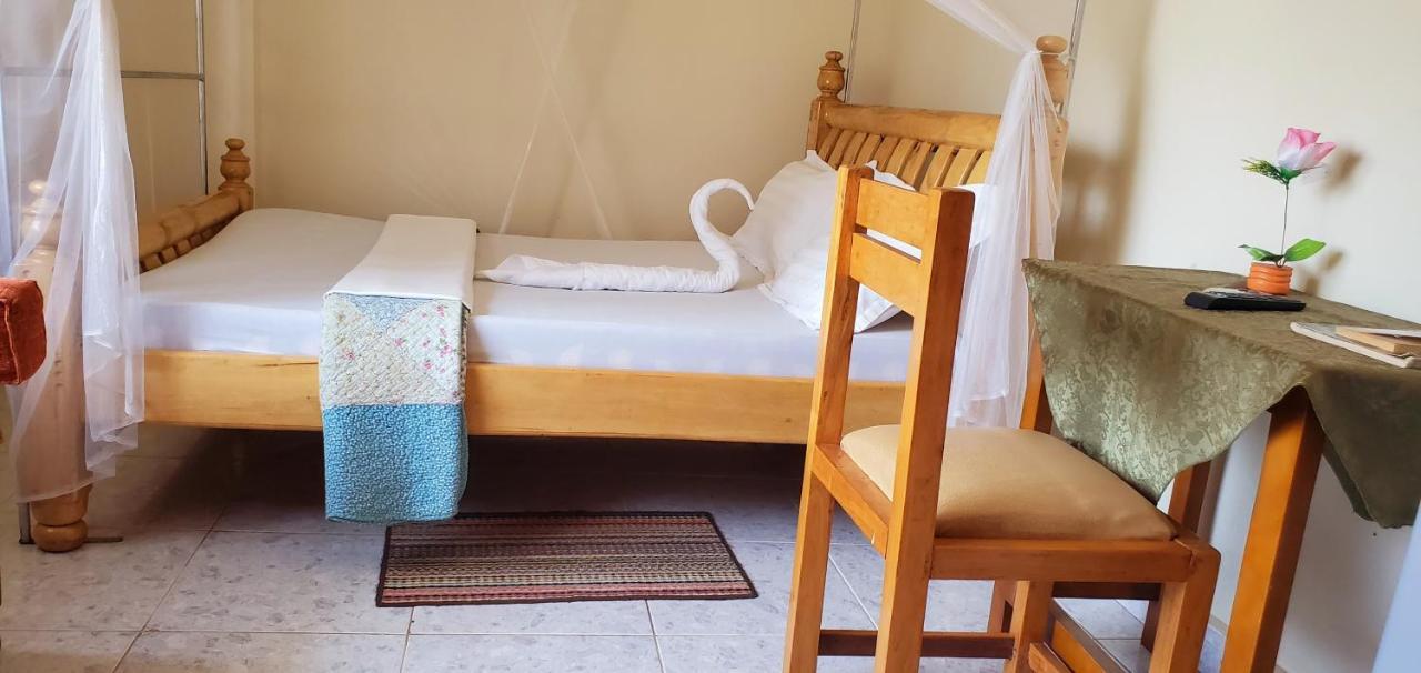 La Feve Beach Bed And Breakfast Entebbe Bagian luar foto