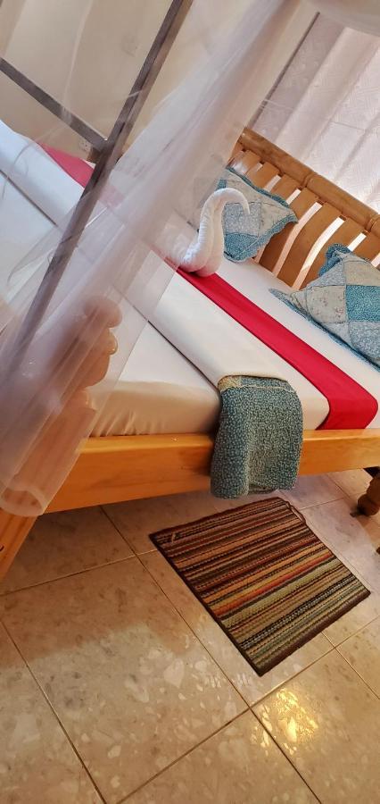 La Feve Beach Bed And Breakfast Entebbe Bagian luar foto